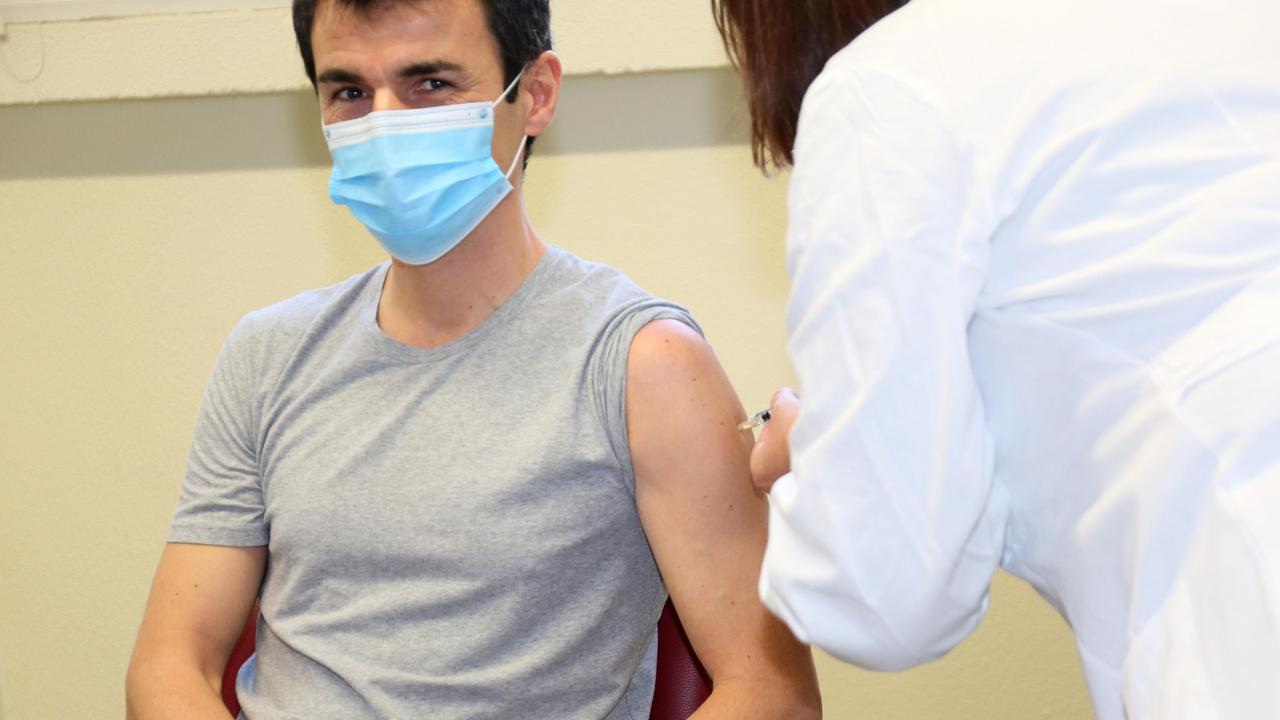 Alessandro Zerbini, medico dell'Ausl, è il primo vaccinato a Reggio Emilia Gazzetta di Reggio Alessandro Zerbini, medico dell'Ausl, è il primo vaccinato a Reggio Emilia Gazzetta di Reggio