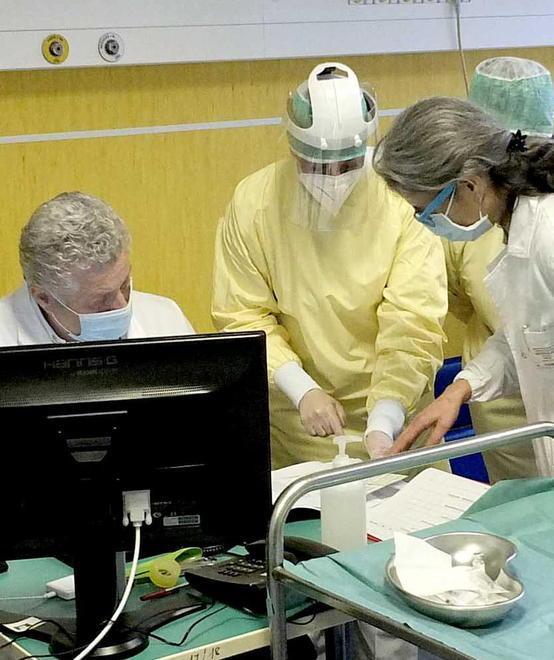 Un momento del primo giorno di vaccinazione all'ospedale di Cisanello a Pisa (Foto Fabio Muzzi)