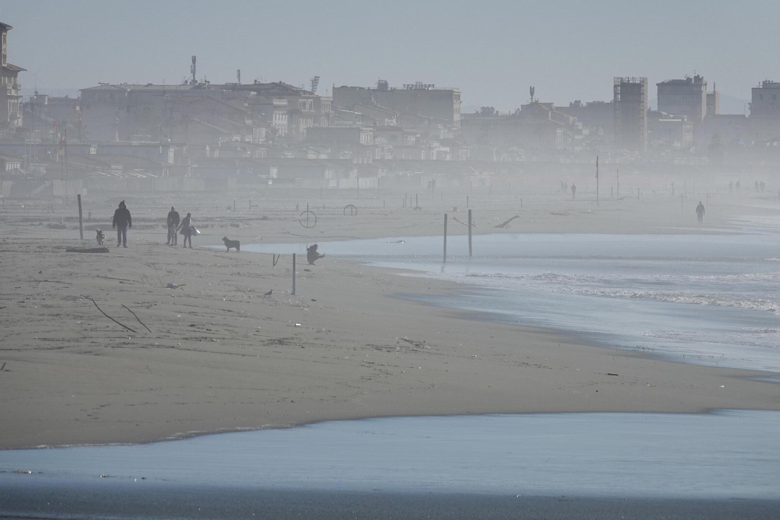 Allerta arancione per vento forte e mareggiate in Versilia