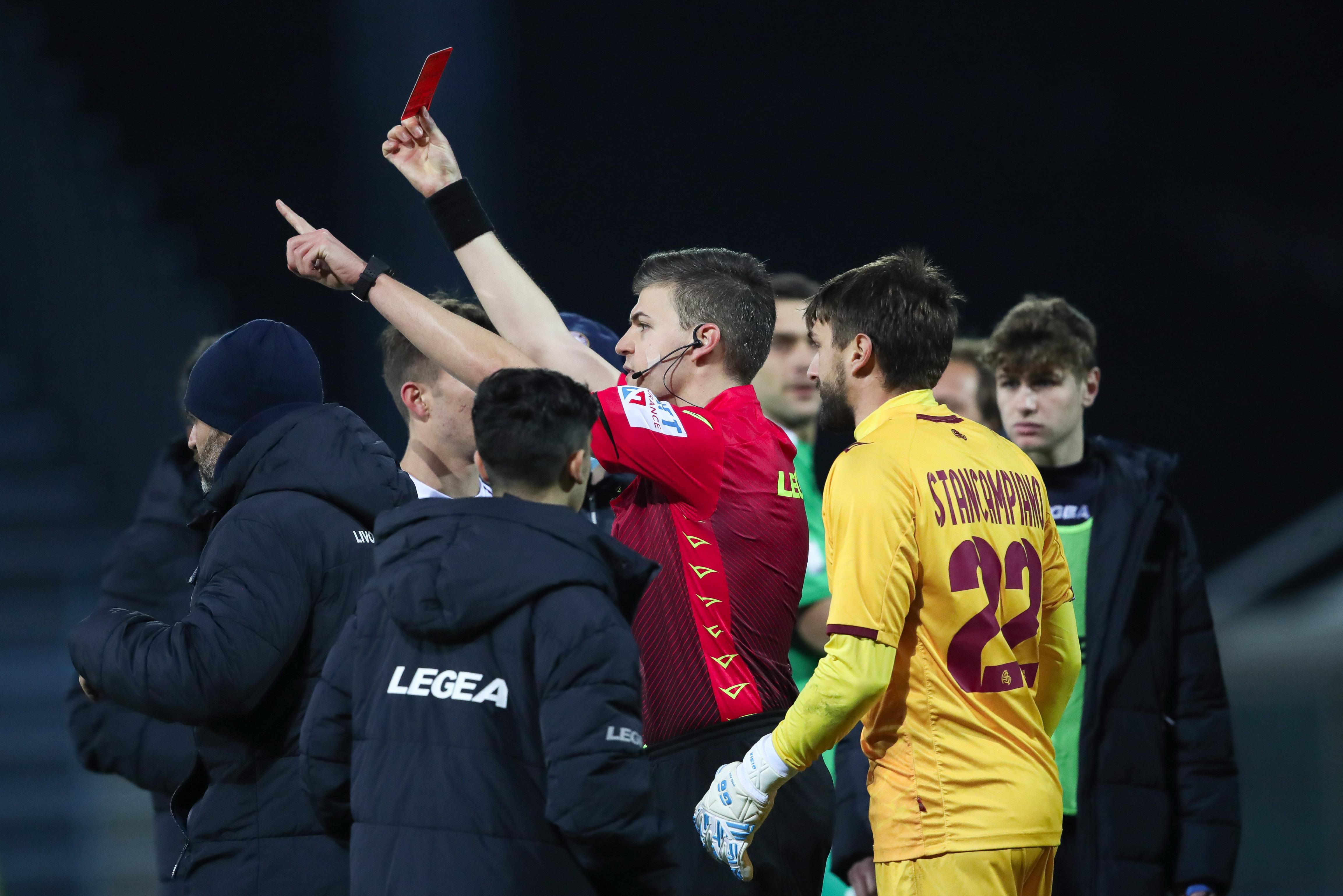 Morde alla guancia il capitano del Como a fine partita: «Ho sbagliato, chiedo scusa per il mio gesto» 