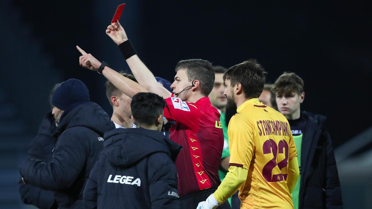 Morde alla guancia il capitano del Como a fine partita: «Ho sbagliato, chiedo scusa per il mio gesto»