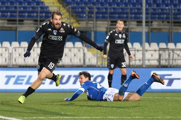 L'esultanza di Andrea La Mantia dopo il 2-0 (foto Sestini)