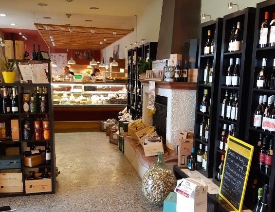 Scappa con Sassicaia e rum con la scusa di andare a un funerale