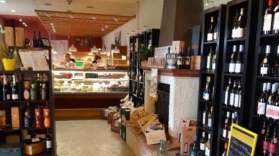 Scappa con Sassicaia e rum con la scusa di andare a un funerale