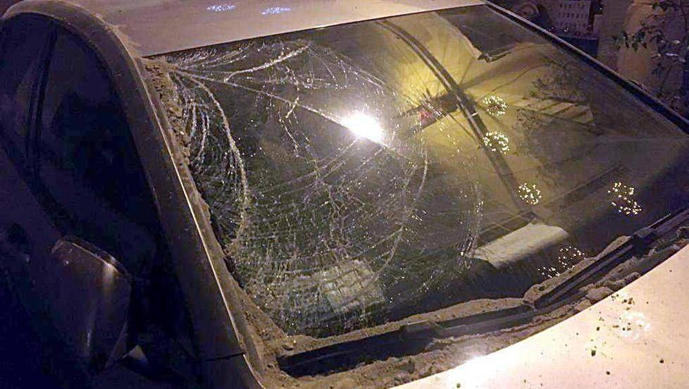 Auto danneggiata dal crollo del cornicione