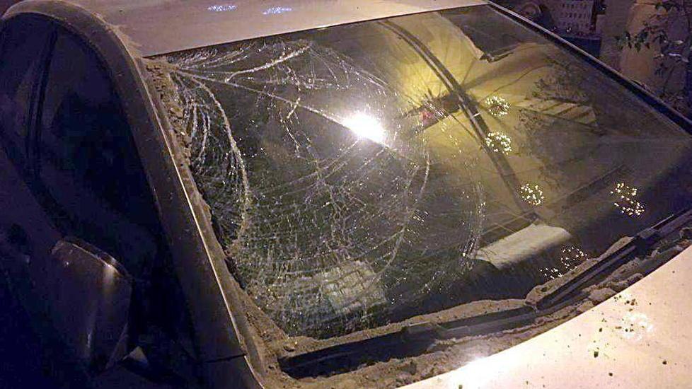 Auto danneggiata dal crollo del cornicione