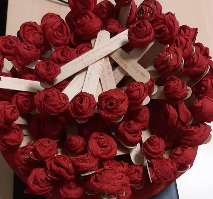 Un segnalibro con rose rosse per i familiari dei pazienti 