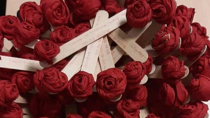 Un segnalibro con rose rosse per i familiari dei pazienti