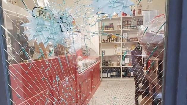 Tentano di rubare a “Pasta e Vino” Danneggiata una porta