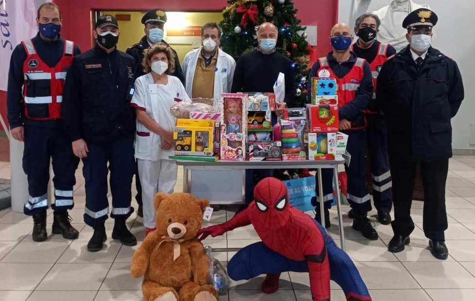 Doni ai bambini con i carabinieri
