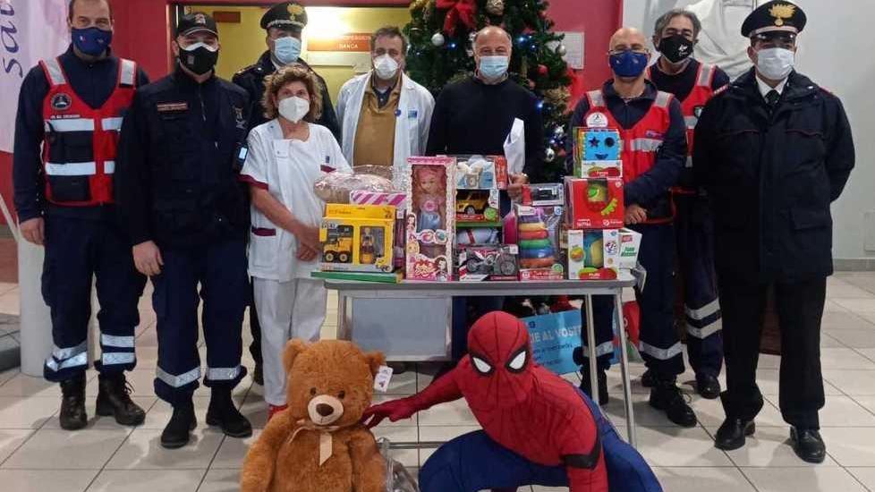 Doni ai bambini con i carabinieri