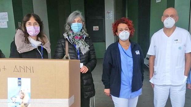 Per i bambini ricoverati all’ospedale San Jacopo i pacchi dono di Abio