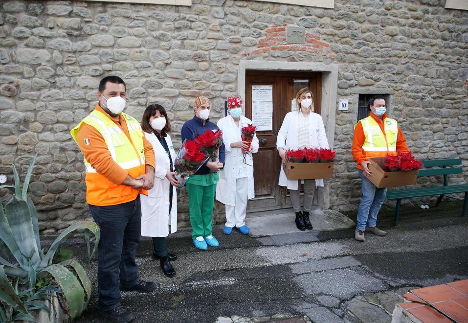 Stelle di Natale negli ospedali e ai fedeli in chiesa per la vigilia