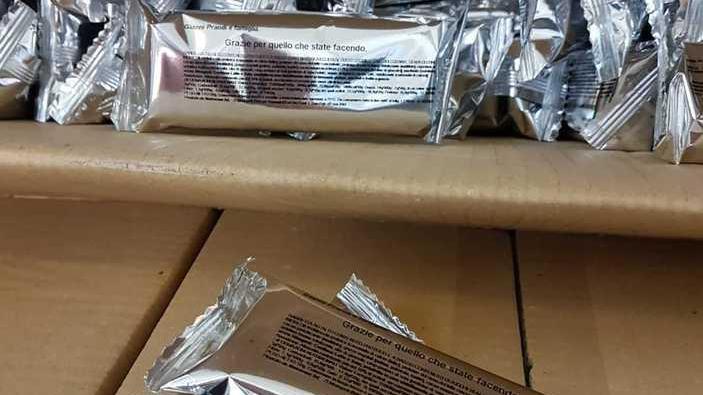 Quattro barrette di cioccolato per ogni dipendente dell’Ausl