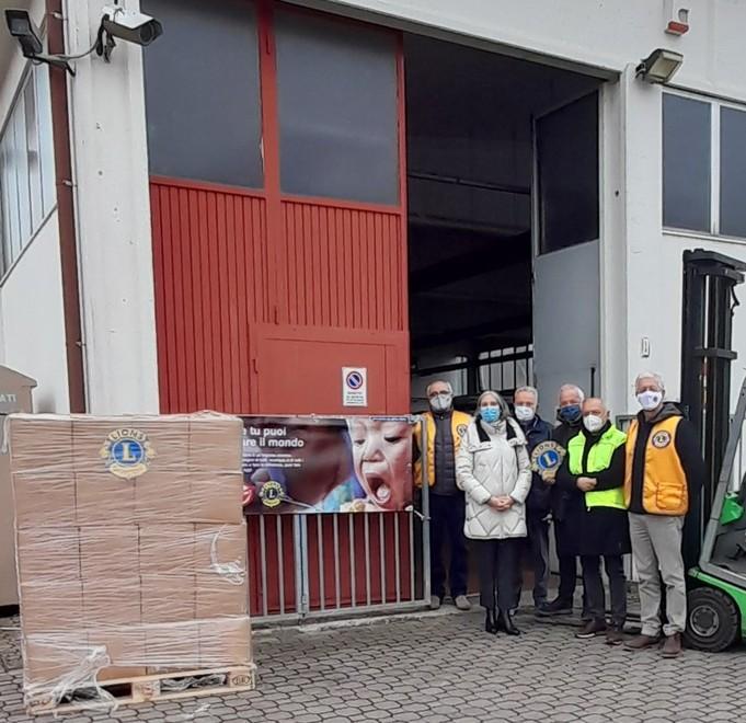 I Lions donano alla Caritas punte di Parmigiano Reggiano 