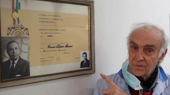 Il barbiere Valerio Ronzoni chiude dopo 68 anni di attività