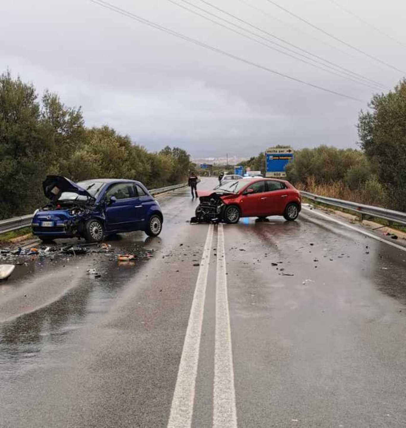 Frontale tra due auto, tre in ospedale