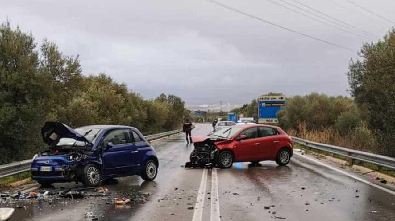 Frontale tra due auto, tre in ospedale