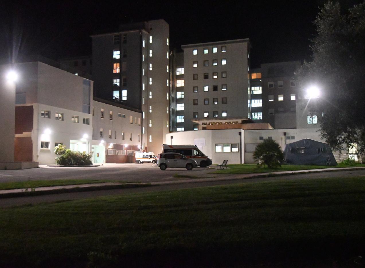 In barella nei corridoi, la lunga attesa dei pazienti 