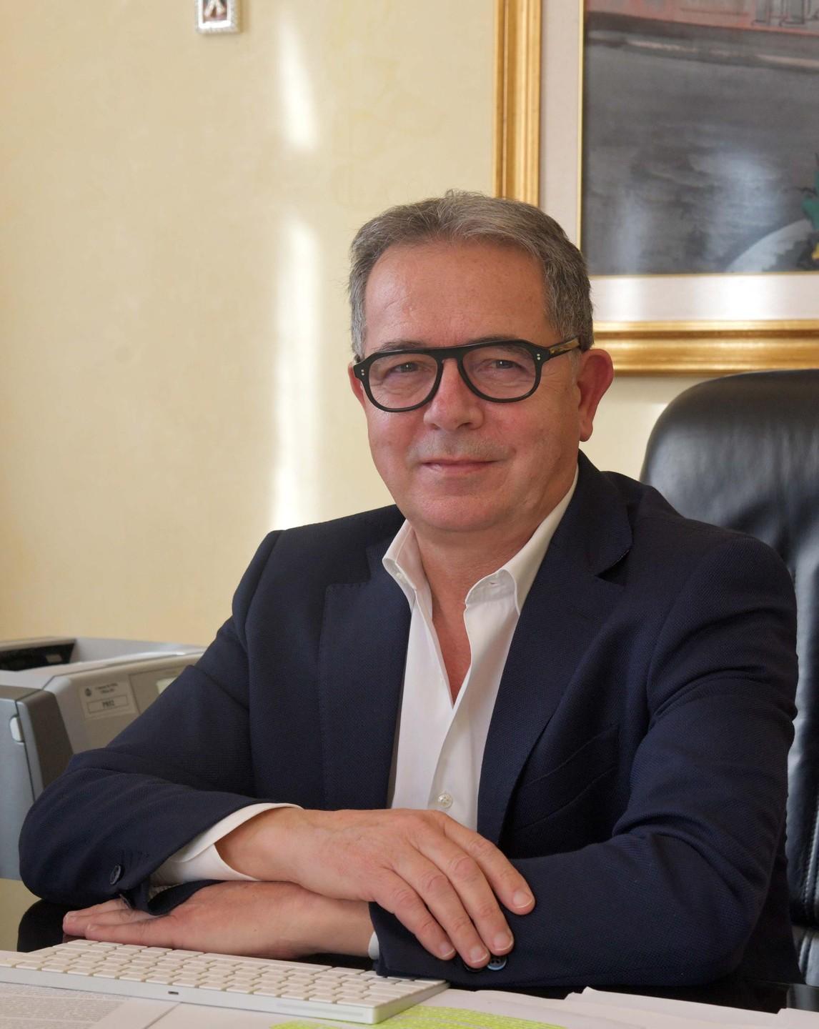 Nizzi canta all’aperitivo ed è polemica 