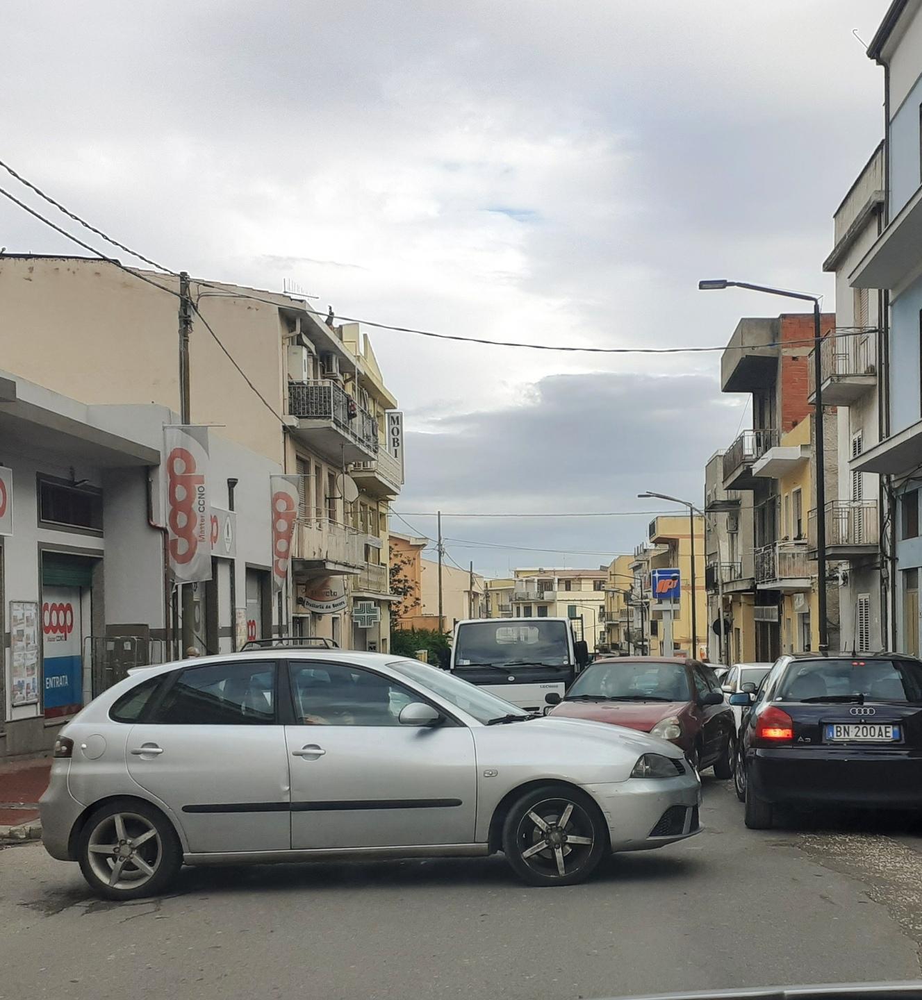 Lavori in corso, traffico nel caos in via Gramsci