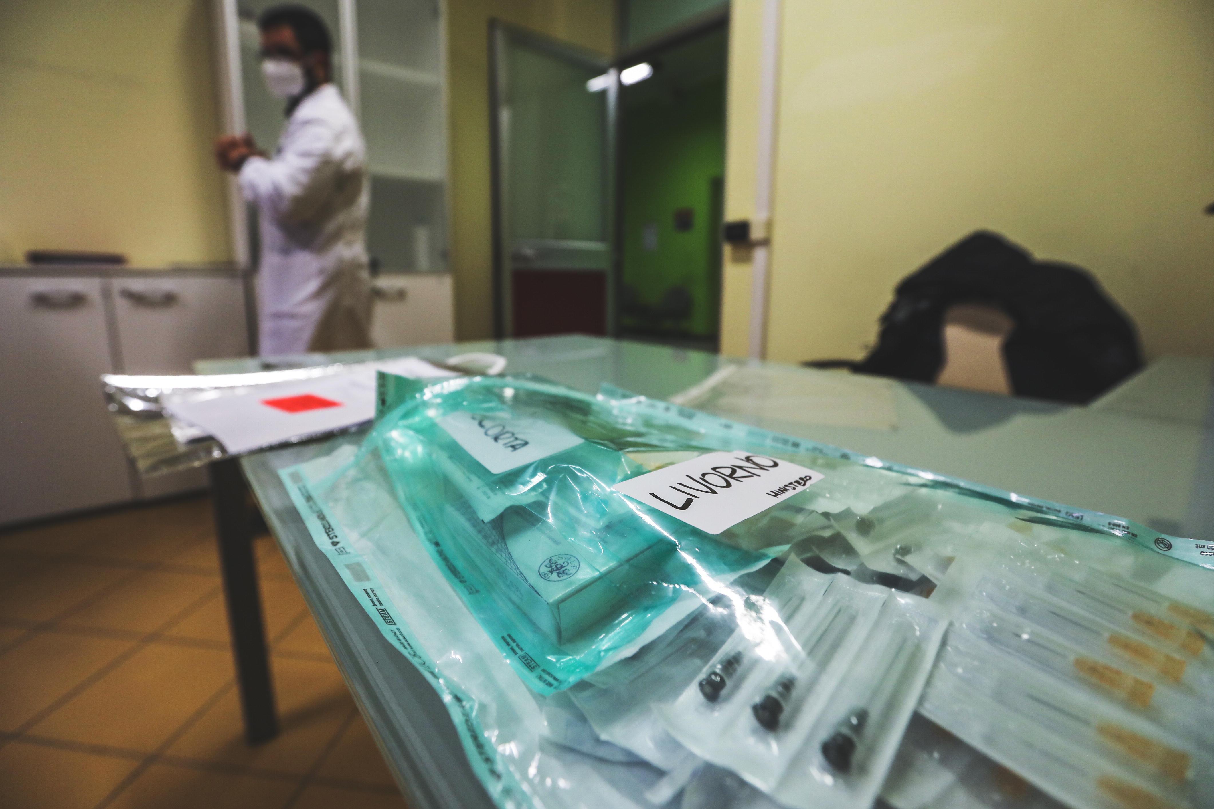 Ma la vera vaccinazione scatta il 2 gennaio con 450 dosi al giorno, ecco come funzionerà