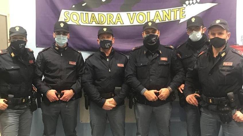 I poliziotti della squadra volante che hanno partecipato all’intervento