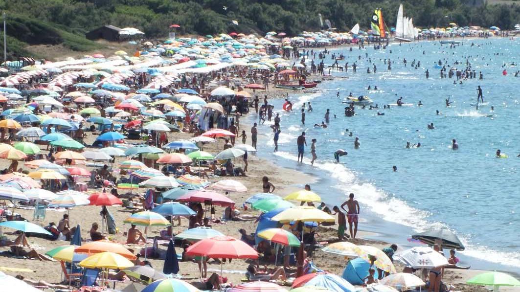 Il golfo di Baratti in piena stagione balneare
