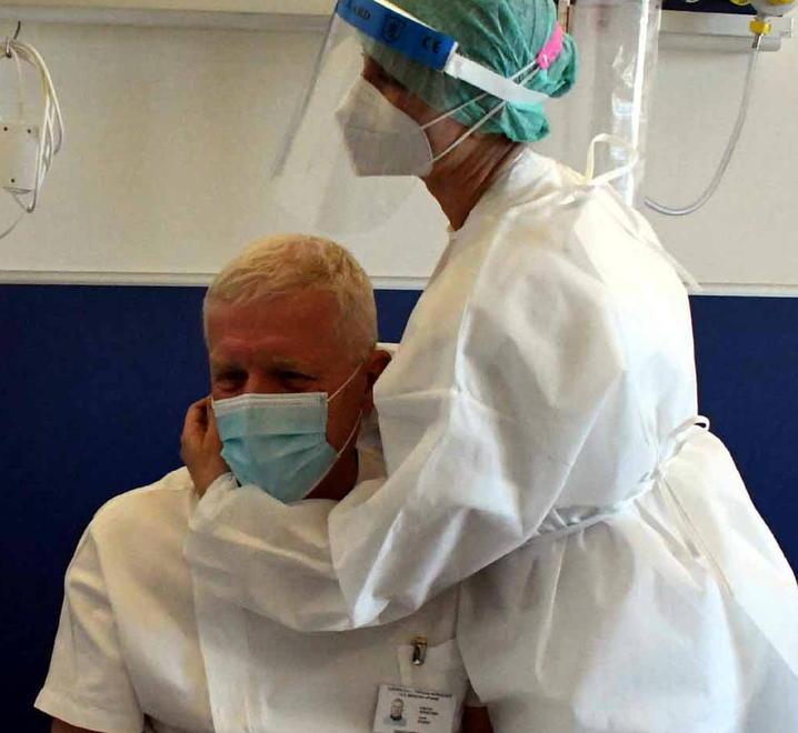 Il dottor Guido Bianchini, responsabile del reparto Covid e la moglie Laura Dell’Amico che l’ha vaccinato