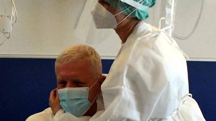 Il dottor Guido Bianchini, responsabile del reparto Covid e la moglie Laura Dell’Amico che l’ha vaccinato