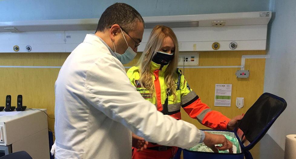 Il giorno del vaccino, Cosetta guida il furgone della speranza: «Emozionante far parte della storia» 