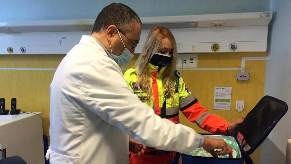 Il giorno del vaccino, Cosetta guida il furgone della speranza: «Emozionante far parte della storia»