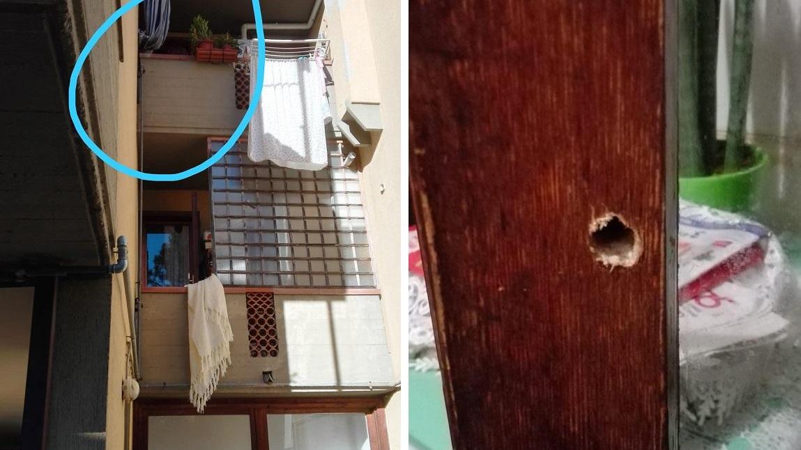 A destra il terrazzo al secondo piano dove il ladro si è arrampicato per entrare in casa e, a destra, il foro fatto con un trapano a mano nella porta