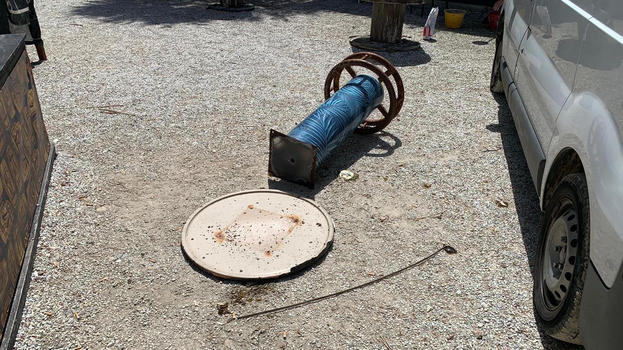 Un'immagine di uno degli ultimi danneggiamenti nel giardino del Surfer Joe della Terrazza Mascagni