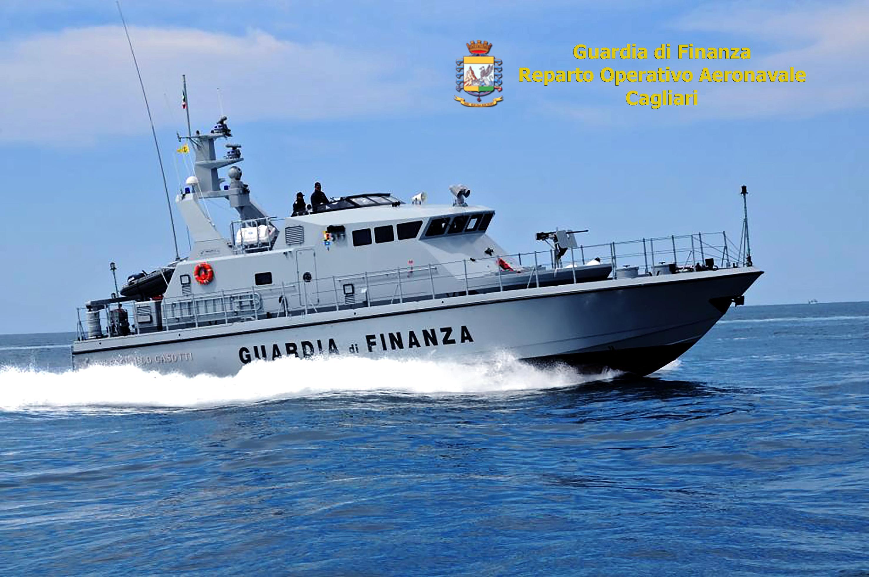 Carloforte, in barca con un motore di dubbia provenienza e senza assicurazione: indagato