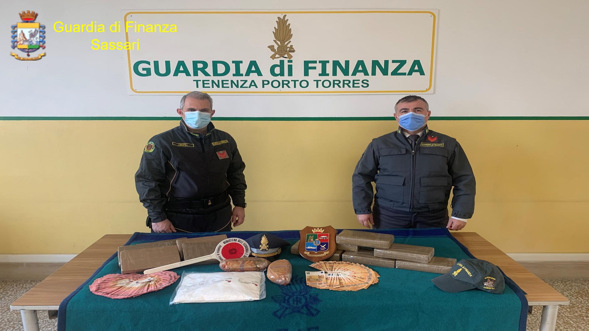 Porto Torres, sbarca dalla nave con 14 chili di droga in auto: arrestato