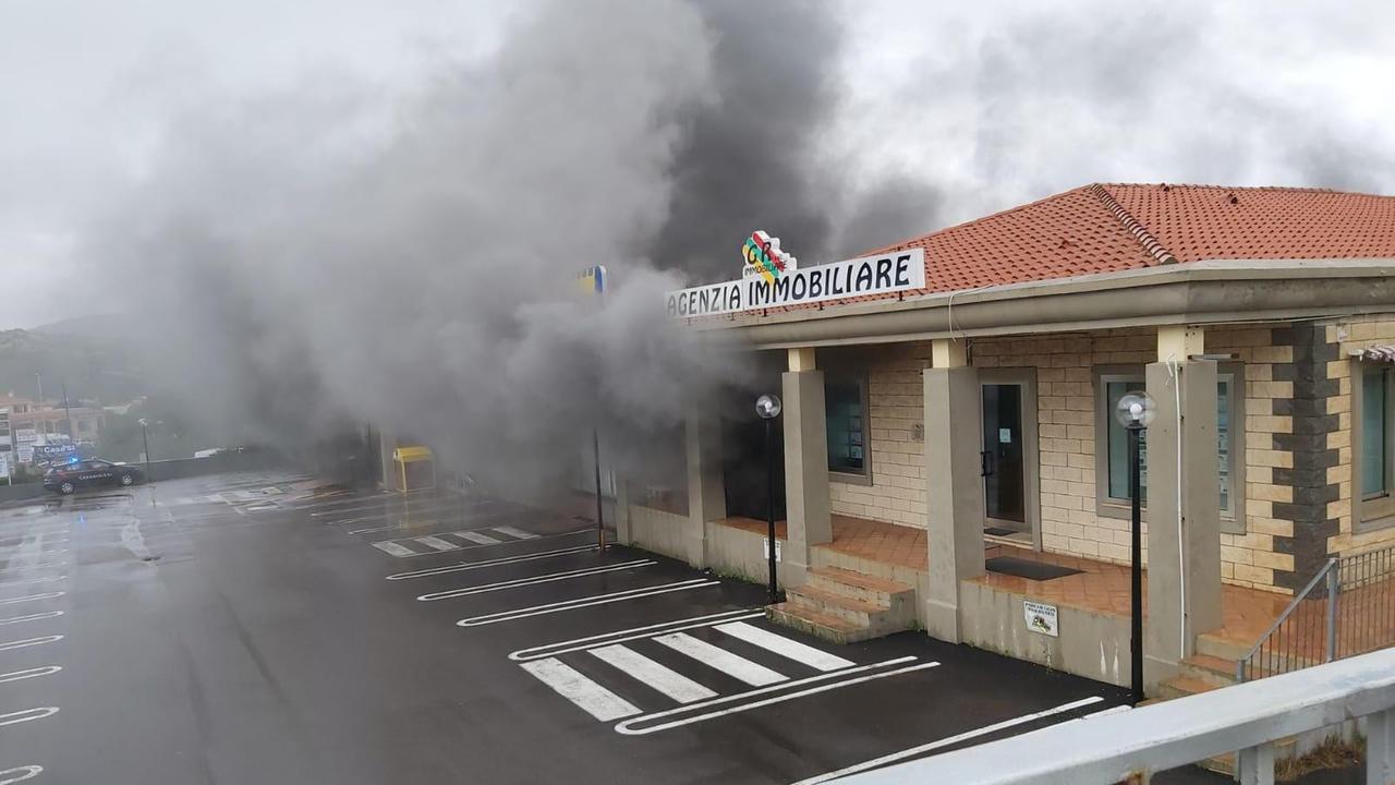 Arzachena, incendio al market Md di viale Costa Smeralda