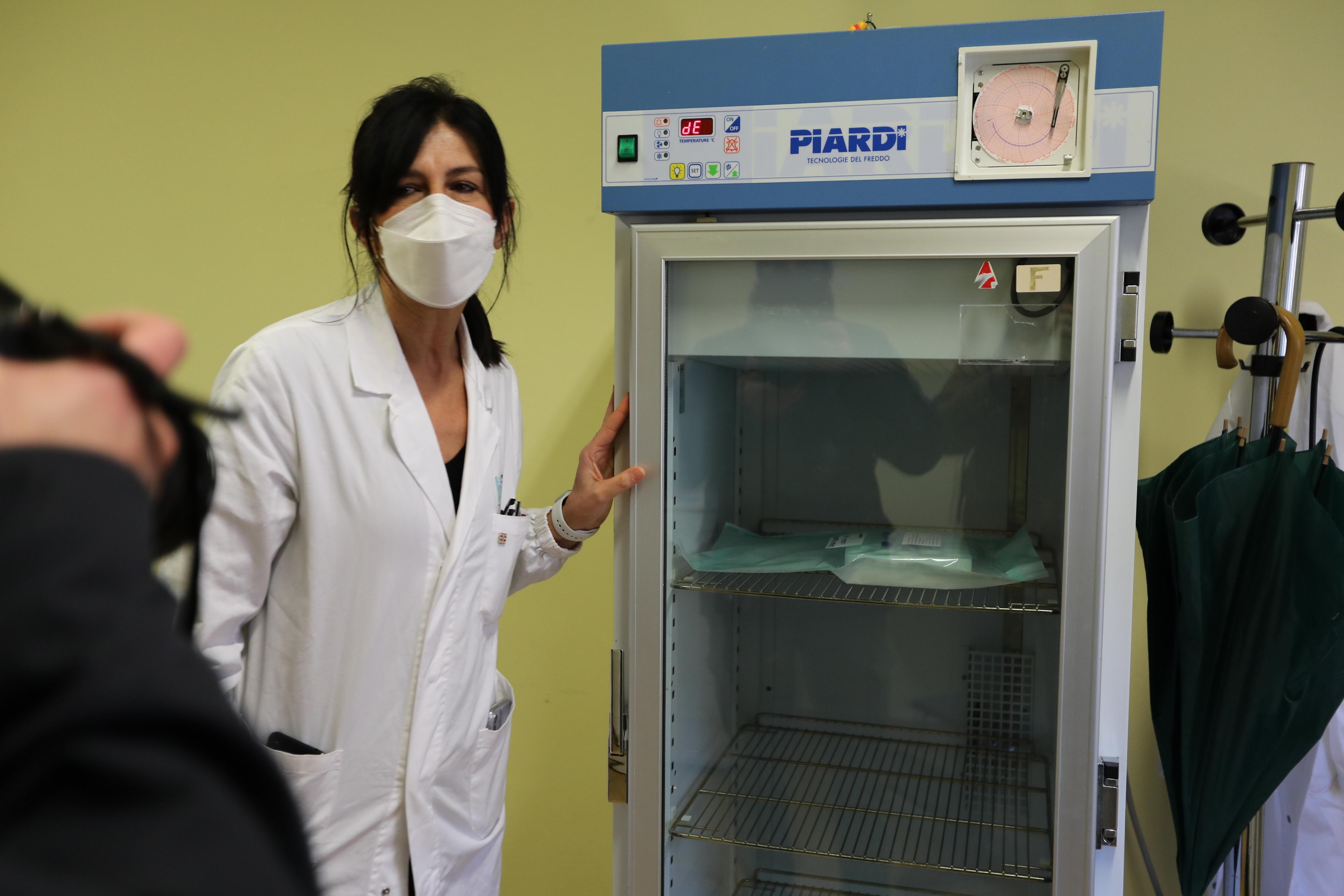 La direttrice della farmacia ospedaliera Francesca Azzena davanti al frigo in cui sono stati conservati i sieri anti-Covid durante la prima giornata di vaccinazione