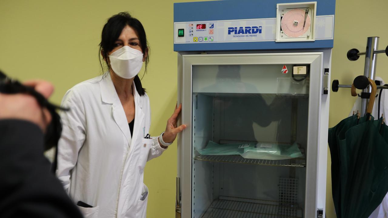 La direttrice della farmacia ospedaliera Francesca Azzena davanti al frigo in cui sono stati conservati i sieri anti-Covid durante la prima giornata di vaccinazione