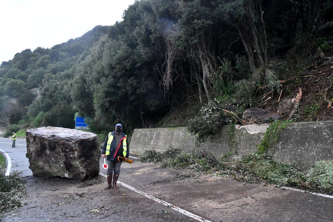 Grosso masso cade sulla strada nelle vicinanze di Cuglieri