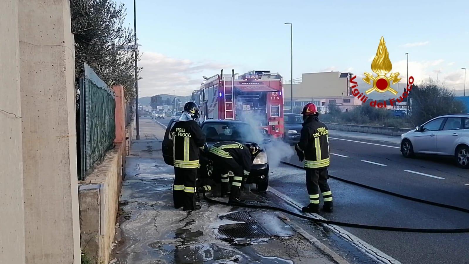 Selargius, auto in fiamme durante la marcia: il guidatore si salva in tempo