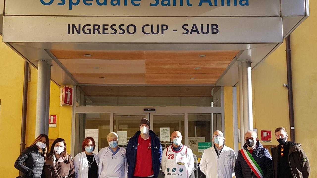 Il socio biancorosso Andrea Baroni con Justin Johnson consegna i pasti agli operatori del Sant'Anna davanti alle autorità castelnovesi