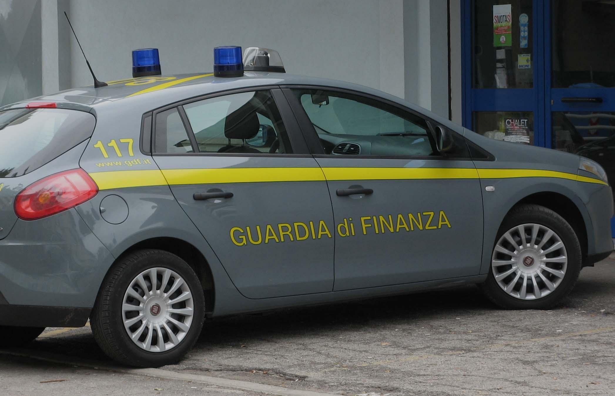 Cover di Gucci e Chanel ma erano false: denunciato 