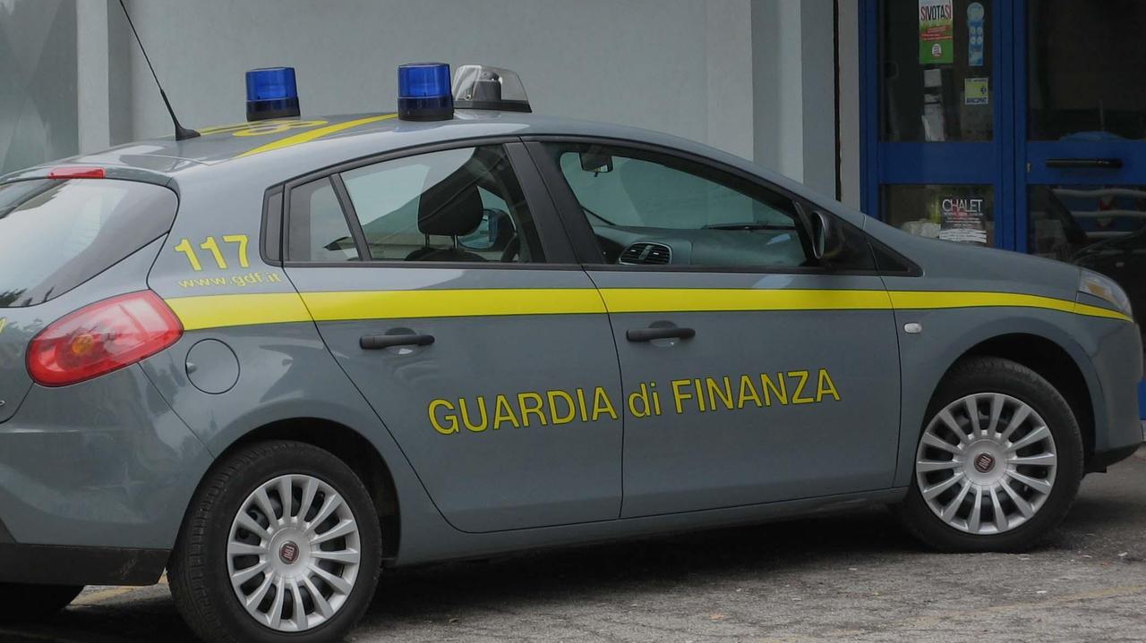 Cover di Gucci e Chanel ma erano false: denunciato