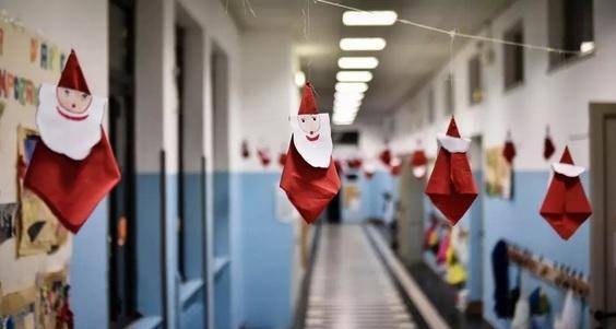 Bimbo senza regalo, la preside: «Lo incontrerò dopo le feste» 