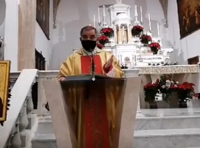 Don Angelino Becciu celebra la messa di Natale a Pattada