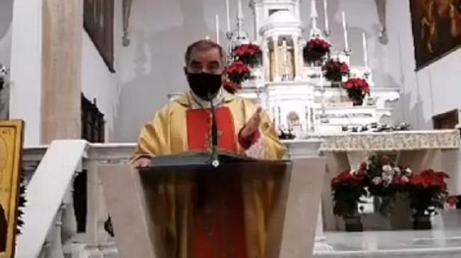 Don Angelino Becciu celebra la messa di Natale a Pattada