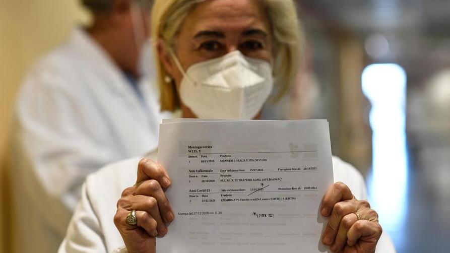 La custode del vaccino si emoziona: «Per me è un regalo»