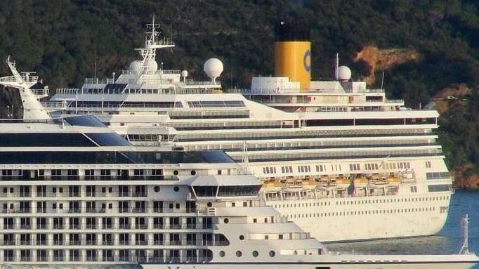 La pausa dei giganti del mare in marcia senza passeggeri
