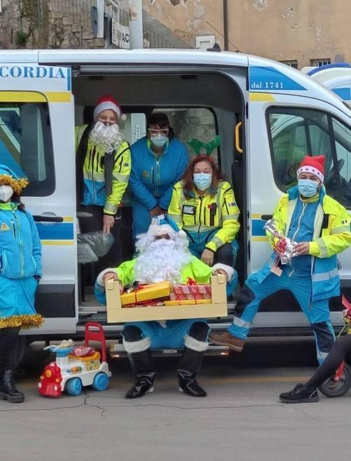 I volontari diventano Babbo Natale e portano tanti dolci ai bambini